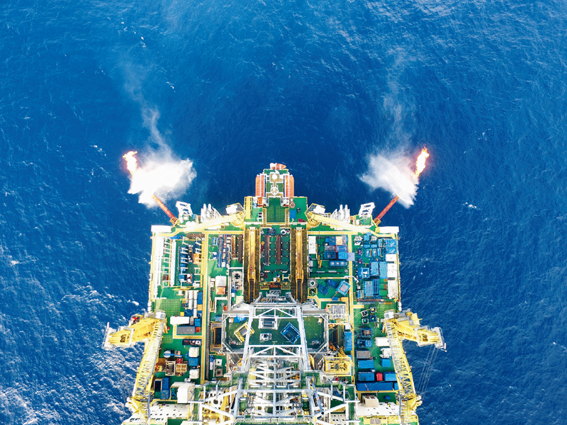 我国加快发展新能源和可再生能源，能源消费结构不断优化。2020年，我国率先实现水平井钻采深海“可燃冰”。图为我国海域天然气水合物第二轮试采平台“蓝鲸2号”喷出双火焰（2020年3月25日摄）。 新华社发　广州海洋地质调查局供图